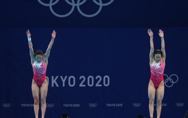 为彼此戴上闪耀的金牌 施廷懋与王涵赛后感慨万千